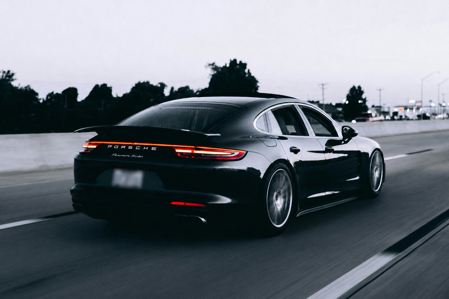 Svart Porsche i bevegelse — bilpleie og detailing hos Jonas Bil AS i Levanger